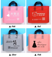 Sac fourre-tout en plastique mat givré durable avec impression de logo personnalisée, poignée pour vêtements, chaussures, chaussettes, emballage cadeau
