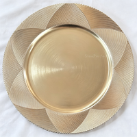Assiette de Présentation en Plastique Dorée Effet Soleil Plissé et Bord Dentelé de 13 Pouces pour Événements et Réceptions (OEM/ODM)