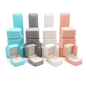 Boîte d'emballage de bijoux carrée simple et élégante en cuir PU personnalisée Everwin avec logo du client et doublure en coton - Product Image 1