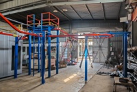 Ligne de peinture de revêtement en poudre chaîne de convoyeur aérien cabine automatique prétraitement par pulvérisation four à revêtement en poudre meilleure usine de finition