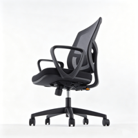 Chaise de bureau exécutive tout noire avec dossier en maille, accoudoirs fixes en plastique, pivotante et inclinable, avec roulettes, pour ordinateur