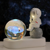 Modèle chaud créatif USB boule de cristal ornement astronaute coloré veilleuse ornement résine artisanat cadeau