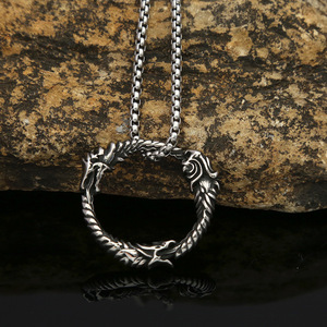 Yunnique – collier avec pendentif tête de loup et dragon en acier inoxydable pour hommes, bijoux en forme d'anneau rond du zodiaque animal, cadeau - Product Image 3