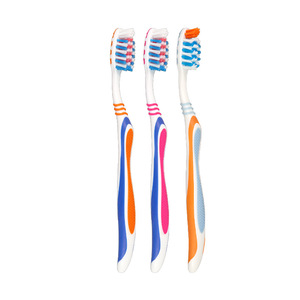 Cepillo de dientes OralVita con cerdas medianas de alta densidad, envasado individualmente para uso doméstico en adultos. - Product Image 5