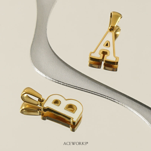 Amuleto con Letra en Forma de Concha |   Colgante de Acero Inoxidable con Baño de Oro PVD de 18K y Letra Inicial de Concha Natural |   Impermeable e Hipoalergénico - Product Image 6