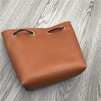 Pochette en cuir PU marron épaisse personnalisée avec logo gaufré, cordon de serrage, tendance et recyclable