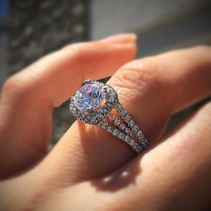 Anello con topazio quadrato colorato completamente intarsiato per donna, elegante gioiello da dito scintillante e alla moda - Product Image 2