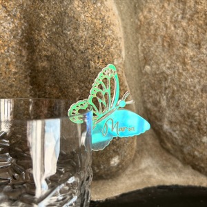 Tarjeta acrílica iridiscente con diseño de mariposa y miel para insertar en copas de vino, tarjeta de lugar personalizada con nombre para decoración de fiestas y banquetes. - Product Image 3
