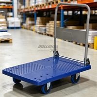 Chariot à plateforme en plastique à quatre roues pour la manutention et le transport efficaces des marchandises en entrepôt