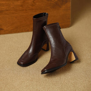 Botín de Mujer con Tacón Grueso y Punta Cuadrada, Cómodo y Multifuncional, con un Diseño de Estilo Retro - Product Image 2