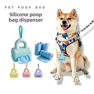 Distributeur de sacs à déjections canines carré en silicone, tons pastel, avec mousqueton et étiquette personnalisée, pour la promenade quotidienne - Product Image 1