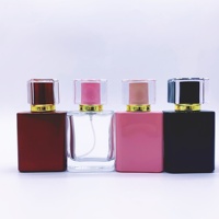 Vente en gros de flacons de parfum recyclables en verre noir de 50 ml avec bouchon à vis et impression sérigraphiée, avec diffuseur à bâtonnets