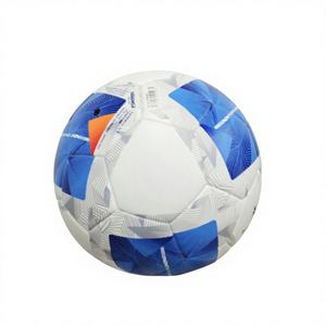 Ballon de football professionnel personnalisé n°5 en PVC et cuir PU durable pour les sports d'équipe et l'entraînement en extérieur - Product Image 3