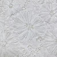 Tissu en dentelle brodée de perles et de sequins à motif floral blanc classique pour robes de mariée élégantes - Vente en gros de tissu en maille pour mariée, usine de Shaoxing