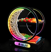 Support de présentation lumineux élégant LiqVis en forme de croissant de lune avec halo circulaire, plateaux transparents, support à fruits LED pour bar, lounge, boîte de nuit