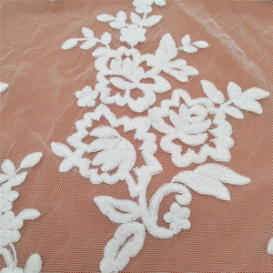Tissu en dentelle de tulle brodé de maille florale blanche 100% polyester soluble dans l'eau avec grand bord festonné pour robe de mariée - Product Image 6