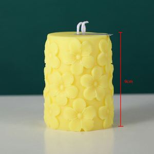 Bougie parfumée artisanale en forme de cylindre avec relief floral, bougie en cire artistique mignonne pour la décoration de la maison - Product Image 3