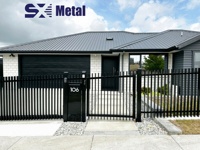 Zwart en grijs gepoedercoate 3D aluminium verticale lamellen veiligheidsomheining paardenhek balkon minimalistische tuinomheining