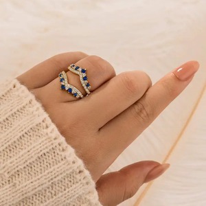 Bague de mariage tendance en plaqué or blanc et jaune pour femme, avec moissanite 925 taille brillant et pierres bleues et blanches, style éternité complète - Product Image 5