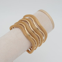 Bracelet manchette doré multi-couches en maille ondulée, jonc ouvert en métal, finition brillante, large, ondulé, minimaliste, pour femme