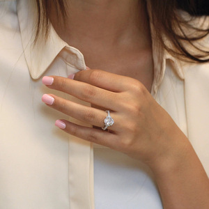 Anillo de Diamantes con Corte Ovalado Q184, Anillo de Compromiso Clásico para Mujer con Piedras Laterales - Product Image 3