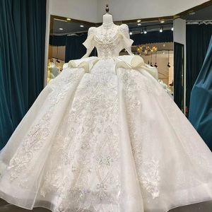 Robe de mariée moderne de luxe LSML001, robe de mariage brodée, manches régulières, col en V, traîne chapelle, silhouette sirène/trompette - Product Image 1