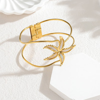Bracelet jonc pour femme en acier inoxydable plaqué or 18 carats, style plage, motif feuille ajourée exagérée et coquillage floral, collection été très prisée