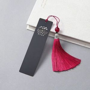 Marque-page en métal doré avec pompon, cadeau de mariage pour les invités - Product Image 3