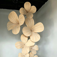 Fleur géante en EVA colorée et imperméable, idéale pour la décoration extérieure, les événements et les décors, personnalisable en usine