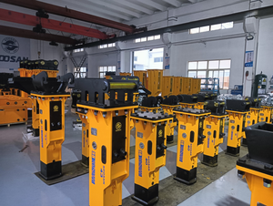 Casse-pierre hydraulique SOOSAN SB 43 de type boîte pour mini-excavatrices de 6 à 9 tonnes, chargeuses-pelleteuses, chargeuses compactes, moteur, garantie 1 an - Product Image 6