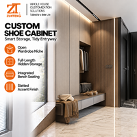 Meuble de rangement sur mesure pour manteaux et chaussures avec banquette longue, niche suspendue et portes pleine hauteur pour entrées résidentielles modernes