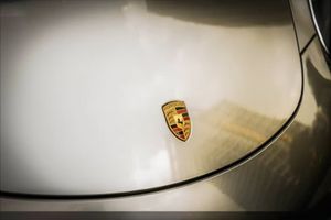 Vinilo Protector Autoadhesivo Color Champán Dorado Metálico de Alto Brillo con Canales de Liberación de Aire para Envoltura Completa de Automóviles - Product Image 2