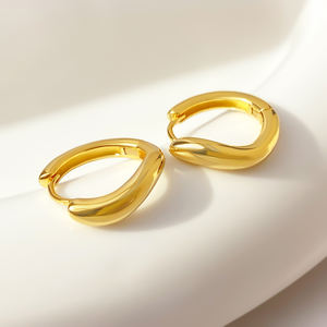 Pendientes de Aro Huggies Sencillos al por Mayor, Chapados en Oro de 18K con Circonita Cúbica, Joyería para Mujer - Product Image 1