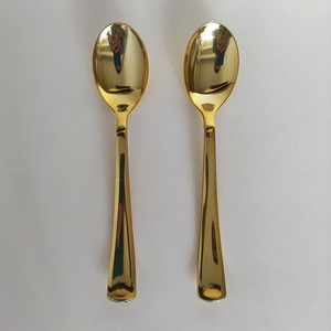 أدوات مائدة بلاستيكية ذهبية للاستخدام مرة واحدة تشمل شوك وسكاكين وملاعق وأطباق للحفلات - Product Image 4