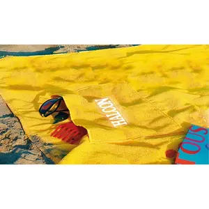 Toalla de playa con bolsillo, merchandising personalizado - Product Image 1