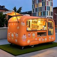 Une grande remorque mobile pour pizzas et gaufres / camion de restauration / kiosque qui profite d'une bonne réputation à l'échelle nationale et internationale