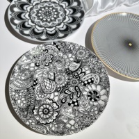 Assiettes de service en céramique de luxe noir et blanc à motif graphique, assiettes à dîner en porcelaine à motif géométrique Mandala, personnalisation acceptée