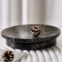 Elegant interieurdesign, gepolijste messing, marmeren bruine dienblad, schaal voor gedroogd fruit, voor thuisdecoratie