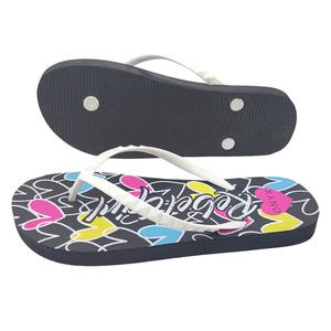 Chanclas de goma planas para mujer, diseño personalizado al por mayor, con estampado de corazones, estilo moderno y encantador, para el verano. - Product Image 1