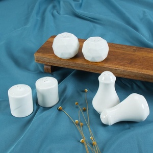 Set di Saliera e Pepiera in Ceramica Bianca, Accessori <span class=keywords><strong>da</strong></span> Tavola per Hotel e Ristoranti, Vendita all'Ingrosso - Product Image 1