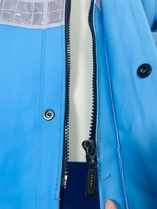 Impermeable Industrial de PVC Azul Resistente con Cinta Reflectante y Logotipo Personalizado en la Espalda - Product Image 5