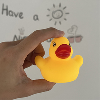 Jouet de bain flottant pour bébé amusant et écologique avec logo personnalisé, en vrac, mini canard en caoutchouc souple jaune