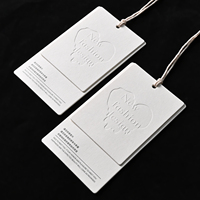 Étiquettes suspendues personnalisées de luxe avec logo en relief, en carton noir, étiquettes en papier imprimées, étiquettes de prix pour ceintures, fabriquées en Chine