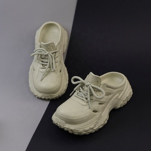 Sabots blancs en maille à lacets avec semelle extérieure en EVA, bout rond, respirants, tendance estivale, sportifs, à enfiler - Product Image 4