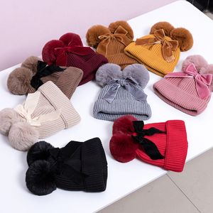 قبعة شتوية دافئة للأطفال D2405، قبعة صغيرة محبوكة من الصوف للأطفال الصغار والرضع ببطانة قطنية وفيونكة مخملية وكرتي بوم بوم مزدوجتين - Product Image 3