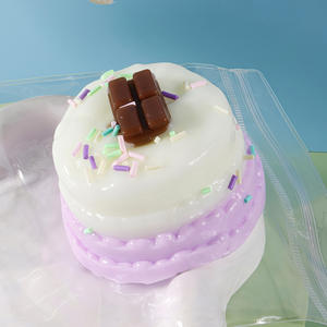 لعبة ضغط على شكل كعكة كريمة الشوكولاتة، لعبة طعام واقعية قابلة للعصر، لعبة فيديو رائجة فائقة النعومة بطيئة الارتفاع لتخفيف التوتر وتحفيز الحواس - Product Image 1