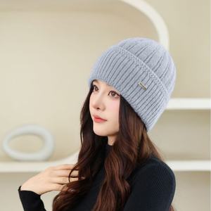 Fabricant de bonnets en mohair doublés de soie, bonnets personnalisés, logo personnalisé, bonnets doublés de satin, bonnets en laine tricotés, broderie jacquard, design personnalisé - Product Image 4