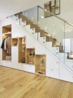 Escaliers avec rangements sous les escaliers