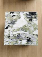 Support en marbre vert naturel sur mesure grande dalle polie utilisée comme étagère de table basse pour application de sol de salle de bain