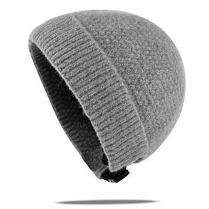 Gorro de lana cálido de primera calidad para invierno, gorro tipo melón con borde enrollable, gorro ajustable con diseño personalizado y relieve. - Product Image 1